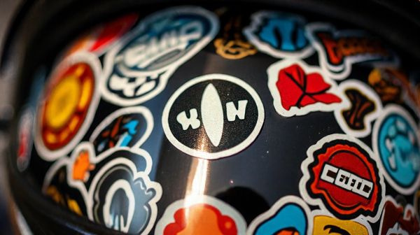 Top 10 stickers casque moto tendance pour un look unique